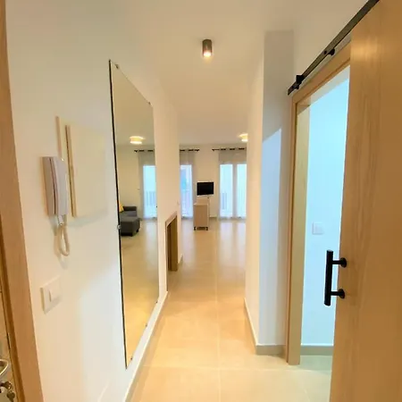 Apartment Centre *